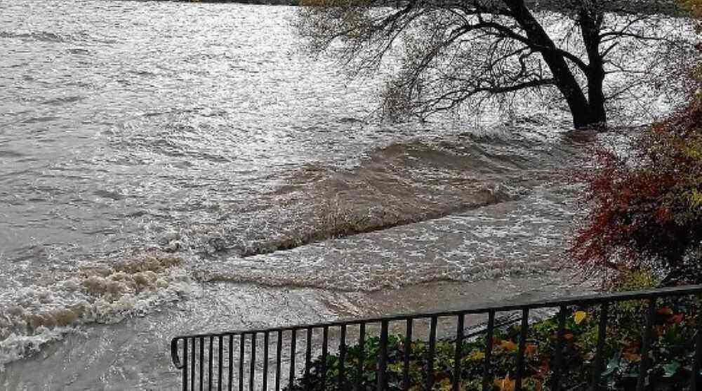 In mehreren Landkreisen Bayerns, insbesondere im Landkreis Augsburg, hat das anhaltende Hochwasser zu einer dramatischen Lage geführt. Zahlreiche Gemeinden sind betroffen, und tausende Menschen mussten ihre Häuser verlassen. Die Situation hat sich besonders im nördlichen Teil des Landkreises weiter verschärft. Hochwasserkatastrophe in Bayern: Evakuierungen und tragischer Verlust