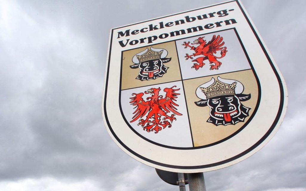Die Polizei hat Ermittlungen wegen Landfriedensbruchs, gefährlicher Körperverletzung, Volksverhetzung und Beleidigung aufgenommen Rassistische Gewalt in Grevesmühlen: Angriff auf ghanaische Kinder sorgt für Entsetzen