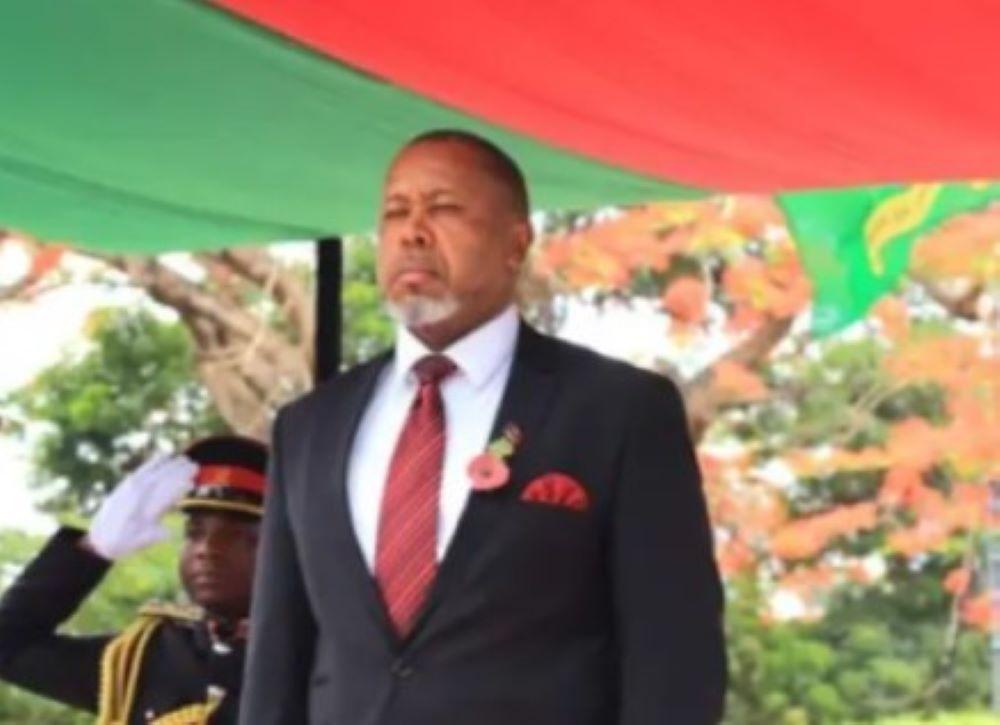 Malawis Vizepräsident Saulos Chilima und neun weitere Menschen kamen bei einem Flugzeugabsturz ums Leben. Das kleine Militärflugzeug, in dem sie unterwegs waren, stürzte in einer bergigen Region im Norden des Landes bei schlechtem Wetter ab. Chilima's letzter Flug: Korruptionsvorwürfe und ein tödlicher Absturz