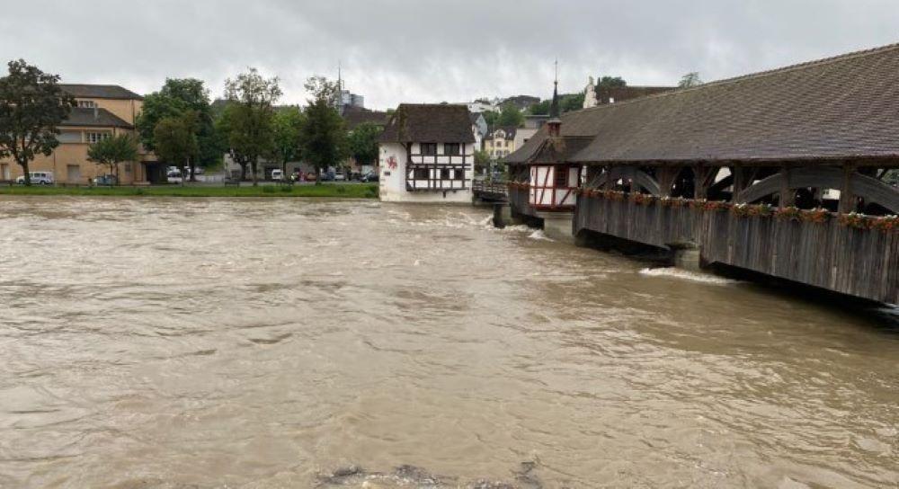 Im Kanton Wallis, im Südwesten der Schweiz, ist der berühmte Touristenort Zermatt am Matterhorn besonders schwer von den Unwettern betroffen. Aufgrund starker Regenfälle sind die Flüsse Mattervispa und Vispa über die Ufer getreten, was zu umfangreichen Überschwemmungen führte. Zermatt ist seit Freitagmittag von der Außenwelt abgeschnitten. Schwere Unwetter in der Schweiz: Vier Vermisste und Zermatt abgeschnitten