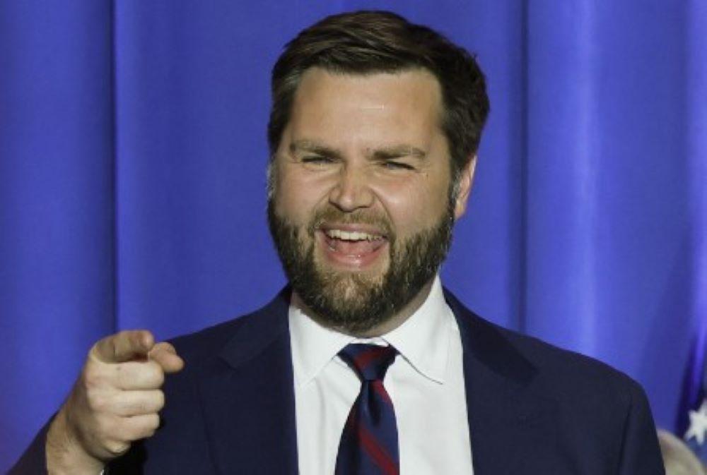 Trump und Vance haben sich als "Dream-Team" der Republikaner positioniert, das den Aufbruch in eine politische Extreme symbolisiert, während sie gleichzeitig die traditionellen demokratischen Werte und Normen herausfordern, die während Bidens Amtszeit verstärkt in den Fokus gerückt sind. Aufbruch in die Extreme: Trump und Vance als Dream-Team der Republikaner