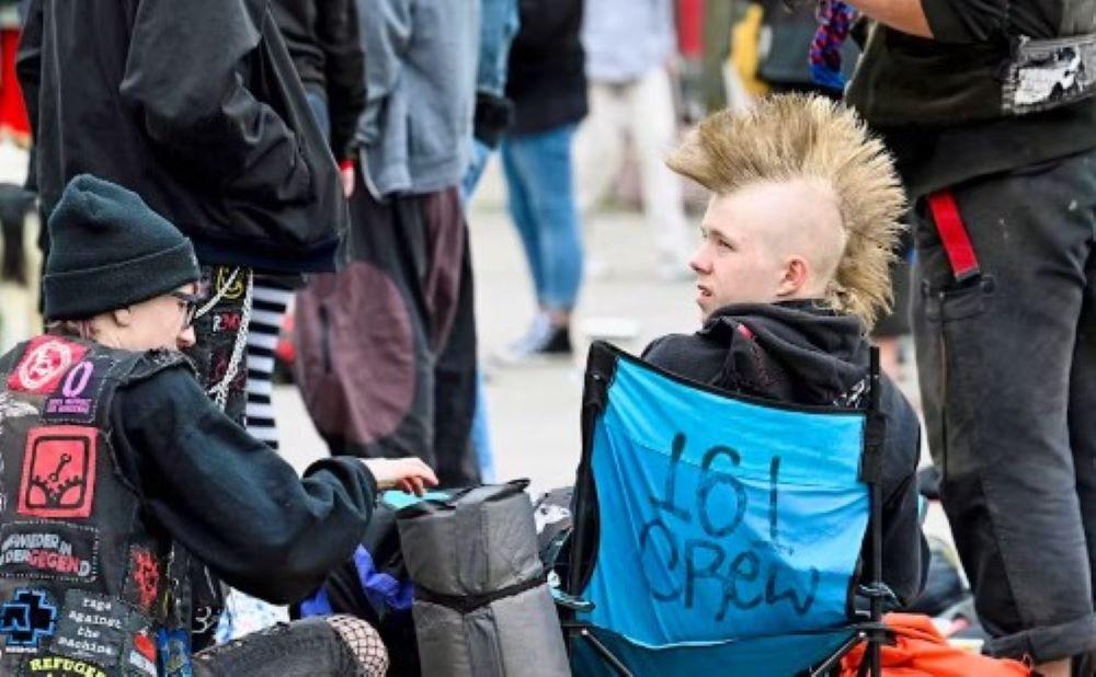 Das Punker-Protestcamp auf Sylt ist mehr als nur eine temporäre Ansammlung von Protestierenden. Es ist ein Symbol für den Widerstand gegen soziale Ungleichheit, Umweltzerstörung und politische Radikalisierung Punk-Riot auf Sylt: Sommer des Widerstands