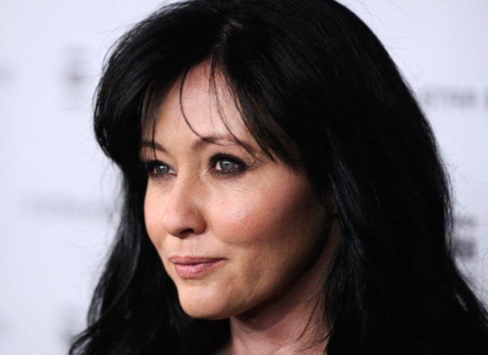Shannen Doherty hinterlässt ein beeindruckendes Vermächtnis in der Unterhaltungsindustrie. Sie war nicht nur eine talentierte Schauspielerin, sondern auch eine mutige Kämpferin, die ihre persönlichen Kämpfe öffentlich machte, um anderen zu helfen Von der Leinwand in unsere Herzen: Shannen Doherty stirbt an Brustkrebs