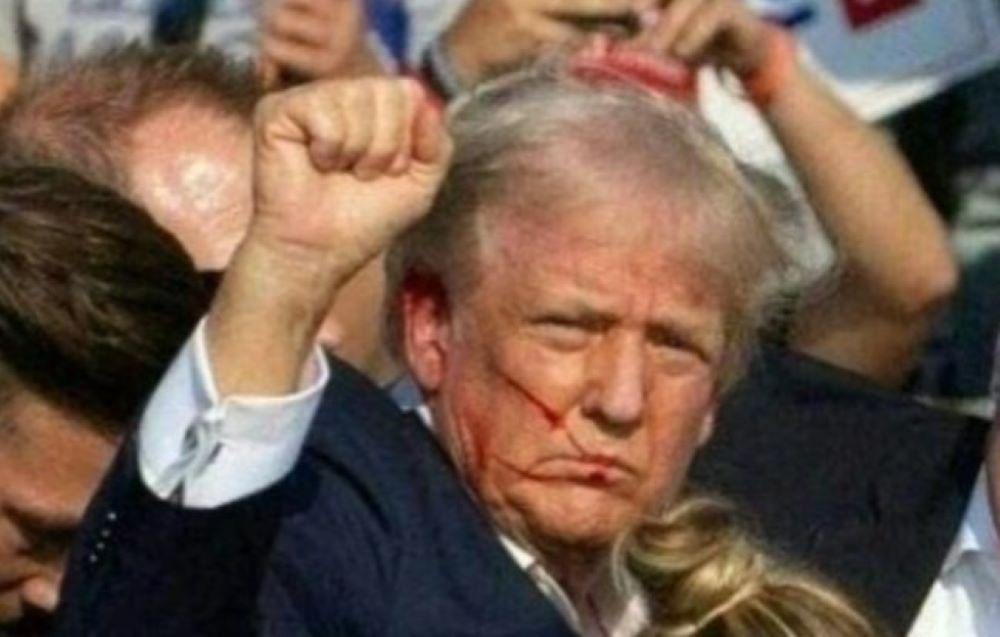Trotz des Schocks und der Verletzungen zeigt sich Trump entschlossen, seinen politischen Kurs fortzusetzen und das Vertrauen seiner Anhänger zu stärken Trumps unerschütterlicher Wille: Trotz widerstandsfähigem Attentat/Bild:Rebecca Droke, AFP