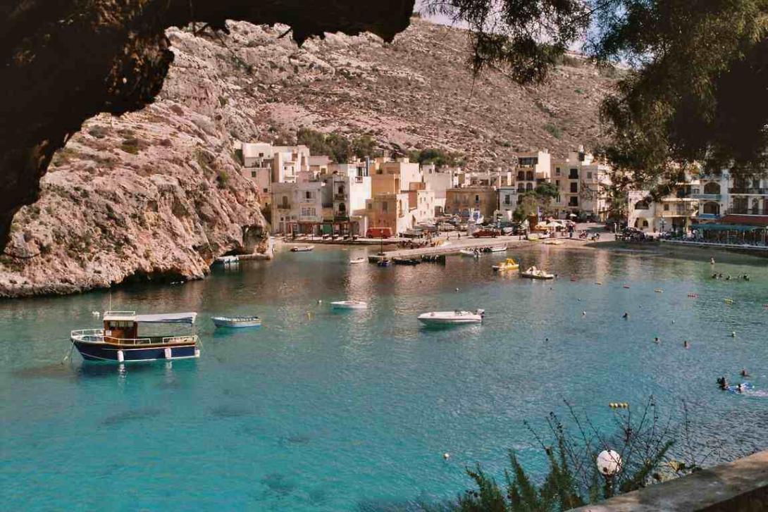 Malta, der Inselstaat im zentralen Mittelmeer Xlendi Bay Malta Gozo Indotco