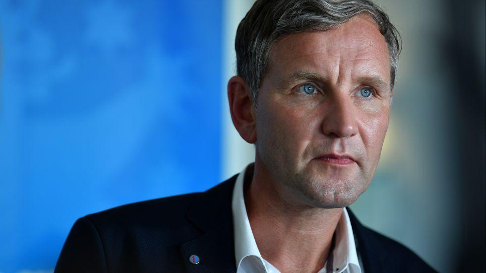 Ein Wahlsieg der AfD in Thüringen könnte Höcke und seine radikalen Ideen weiter stärken. Dennoch ist es fraglich, ob die AfD tatsächlich an die Regierung kommen wird, da die anderen Parteien eine Koalition mit der AfD ausschließen. Höcke und die AfD: Ein Auftritt, der Thüringen in den Fokus rückt