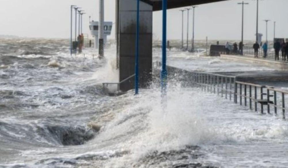 Der Sommer 2024 zeigt sich weiterhin wechselhaft, mit teils extremen Wetterbedingungen und Temperaturen. Die kommenden Tage werden zeigen, wie sich die Wetterlage weiter entwickelt und welche weiteren Herausforderungen auf die Bevölkerung zukommen könnten. Extreme Wetterlage in Deutschland: Sturmflut überflutet Hamburger Fischmarkt