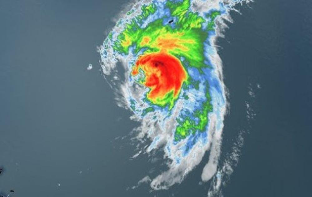 Ernesto hatte bereits Anfang der Woche in Puerto Rico für erhebliche Schäden gesorgt. Mehr als 600.000 Haushalte waren ohne Strom, und auch auf Bermuda hinterließ der Sturm seine Spuren. Mehr als 70 Prozent der Haushalte waren nach seinem Durchzug am Samstag ohne Strom Atlantikküste unter Bedrohung: Hurrikan Ernesto verschärft Wetterchaos