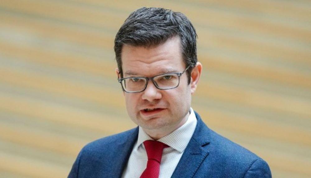 Buschmanns Aussagen haben derweil die Diskussion neu entfacht. Er hebt hervor, dass die derzeitige Berechnungsmethode des Bürgergeldes möglicherweise zu hoch sei und dass eine gesetzliche Anpassung durchaus im Rahmen des Verfassungsrechts möglich sei Kürzung des Bürgergeldes im Visier: Justizminister Buschmann sieht verfassungsrechtliche Möglichkeiten