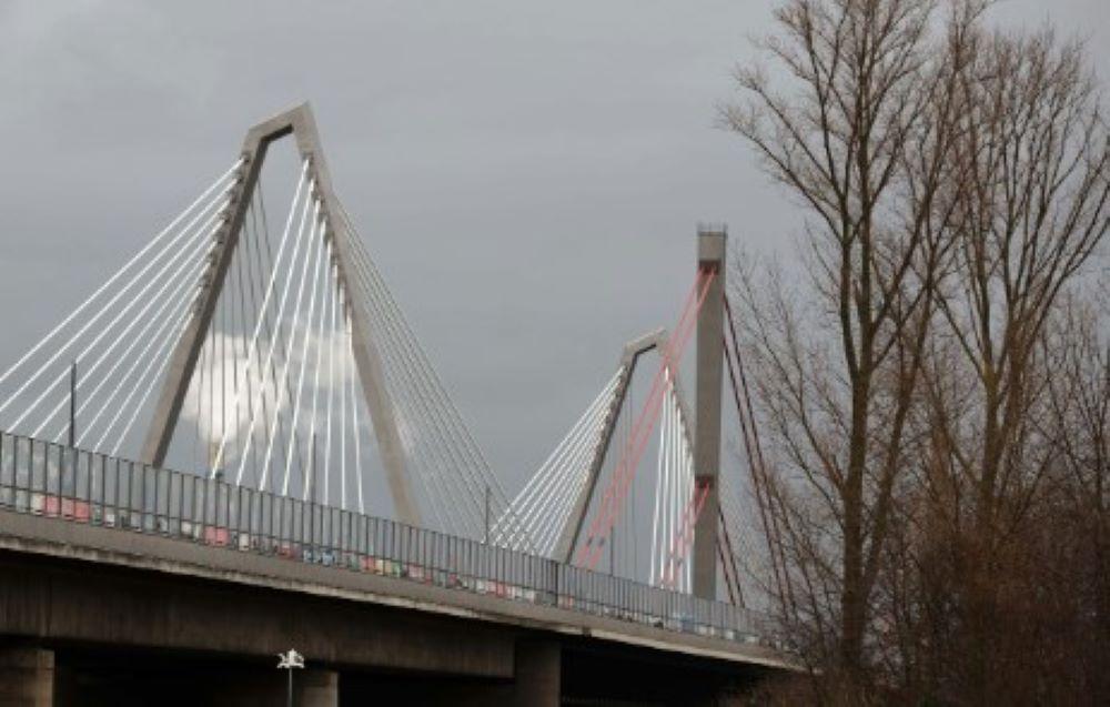 Der Vorfall ereignete sich gegen 8.10 Uhr, als die Kölner Feuerwehr eine Reihe von Notrufen erhielt, die auf einen schweren Arbeitsunfall auf der Brücke hinwiesen. Feuerwehrsprecher Ulrich Laschet berichtete, dass von einem Baukran große Eisenteile auf die Brücke gefallen seien Kran stürzt von Leverkusener Rheinbrücke: Ein Toter, mehrere Schwerverletzte