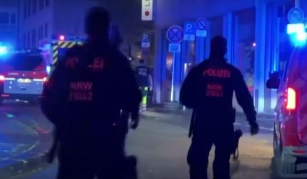 Augenzeugen berichten von einer zunächst ausgelassenen Feier, die abrupt in Panik und Chaos umschlug. Der Angriff ereignete sich nur wenige Meter von der Hauptbühne entfernt, auf der zu diesem Zeitpunkt der bekannte DJ Topic auftrat. Topic, der selbst aus Solingen stammt, schilderte die bangen Momente auf seinem Instagram-Account: "Es sollte ein Festival für alle sein. Stattdessen endete es in einem Albtraum." Blutiges Stadtfest: Messerangriff verwandelt Solinger Stadtfest in Albtraum