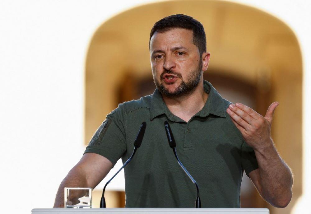 Die Ukraine bemüht sich intensiv um internationale Unterstützung, insbesondere von den Vereinigten Staaten. Präsident Selenskyjs Stabschef Andrij Jermak und Verteidigungsminister Umjerow führten Gespräche mit US-Vertretern, um eine Verbesserung der ukrainischen Luftabwehr zu erreichen. Die USA haben angekündigt, die Flugabwehr der Ukraine zu stärken und sich auf dem kommenden Treffen der Ukraine-Kontaktgruppe in Ramstein für eine verstärkte Unterstützung einzusetzen. Selenskyj entlässt Luftwaffenkommandeur: F-16-Absturz löst militärische Neustrukturierung aus