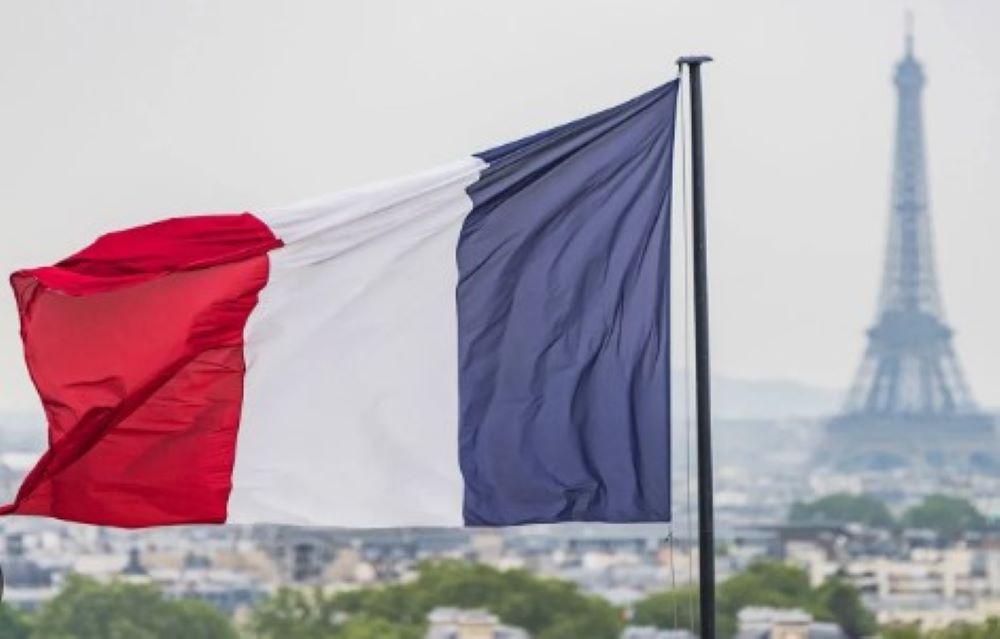 Macron hat die bisherige Regierung unter Premier Gabriel Attal geschäftsführend im Amt belassen, um während der Olympischen und Paralympischen Spiele politische Stabilität zu gewährleisten. Da die Spiele am 11. September enden, drängt nun die Zeit für die Regierungsbildung. Die neue Regierung muss bis Anfang Oktober einen Haushaltsentwurf für 2025 vorlegen, eine Herausforderung angesichts der tiefen politischen Gräben und der gespaltenen Nationalversammlung. Frankreich vor neuer Regierung: Wer kann Macrons Koalitionskrise lösen?