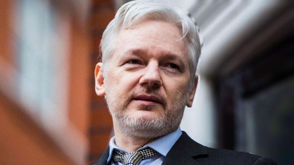 Seit seiner Freilassung ist Assange aus der Öffentlichkeit verschwunden. Nach seiner Rückkehr nach Australien äußerte seine Frau, Stella Assange, Besorgnis über seinen Gesundheitszustand. Nach jahrelanger Haft unter teils extremen Bedingungen, darunter lange Isolationszeiten, benötige er Zeit zur Erholung. Julian Assange nach zwölf Jahren Haft: Menschenrechte, US-Justiz und der Kampf um Freiheit
