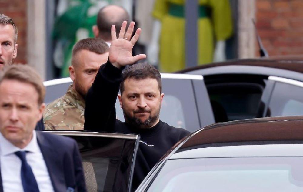 Das Treffen zwischen Trump und Selenskyj war von Spannung geprägt, insbesondere aufgrund von Trumps jüngsten kritischen Äußerungen über den ukrainischen Präsidenten. Trump hatte Selenskyj in der Vergangenheit als "größten Handelsreisenden der Welt" bezeichnet und seine Entscheidung, keinen Deal mit Russland zu schließen, kritisiert. Selenskyjs Besuch: Ein Wettlauf gegen die Zeit vor den US-Wahlen