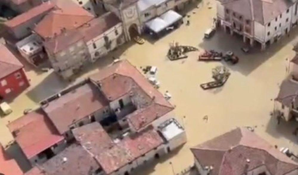 Die Hochwasserkatastrophe, die gegenwärtig Italien und Mitteleuropa heimsucht, ist nicht nur eine humanitäre Krise, sondern auch ein klarer Weckruf für die Politik. Krisenmanagement in der Flut: Schuldzuweisungen und politische Spannungen in Italien