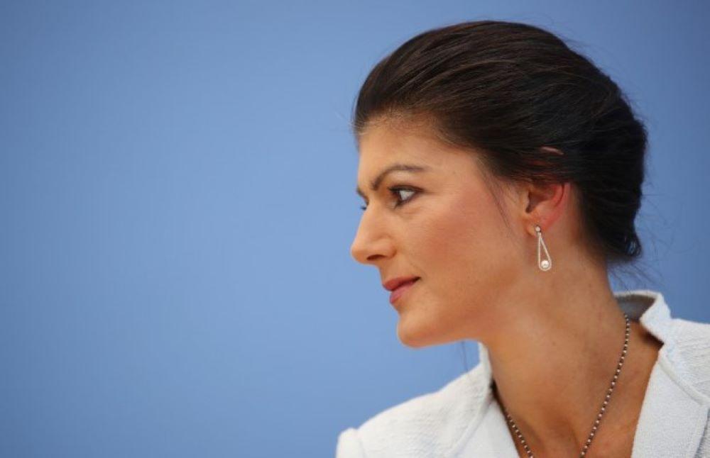 Wagenknecht verteidigt häufig Moskaus Perspektive und kritisiert die westliche Unterstützung für die Ukraine. Ihre Haltung gegenüber Russland stößt in Deutschland auf breite Kritik und gibt Anlass zu Spekulationen über mögliche Verbindungen zu Kreml-Interessen. Sahra Wagenknecht - Putins Schlüsselakteurin für die Bundestagswahl 2025
