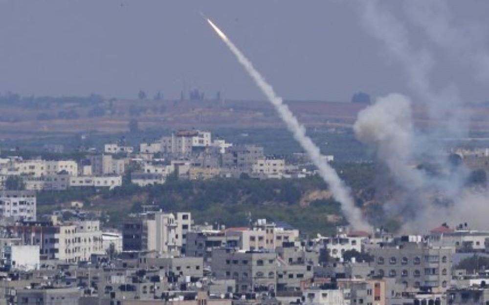 Der israelische Premierminister Benjamin Netanjahu kündigte Vergeltungsmaßnahmen an und erklärte, dass der Iran "einen großen Fehler" gemacht habe, für den er "bezahlen" werde. Wie die "New York Times" berichtete, könnte Israel möglicherweise iranische Nuklearanlagen angreifen. Krisenherd Naher Osten: Droht ein Flächenbrand nach Irans Raketenangriff?